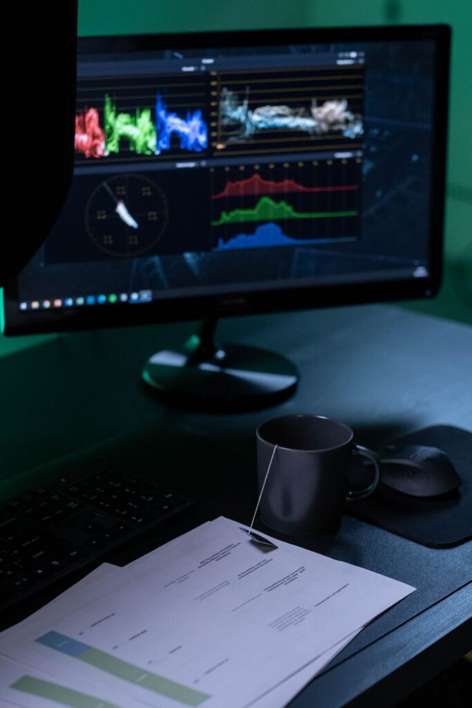 Diensten Computerscherm met monitoringgegevens voor het bewaken van websites.